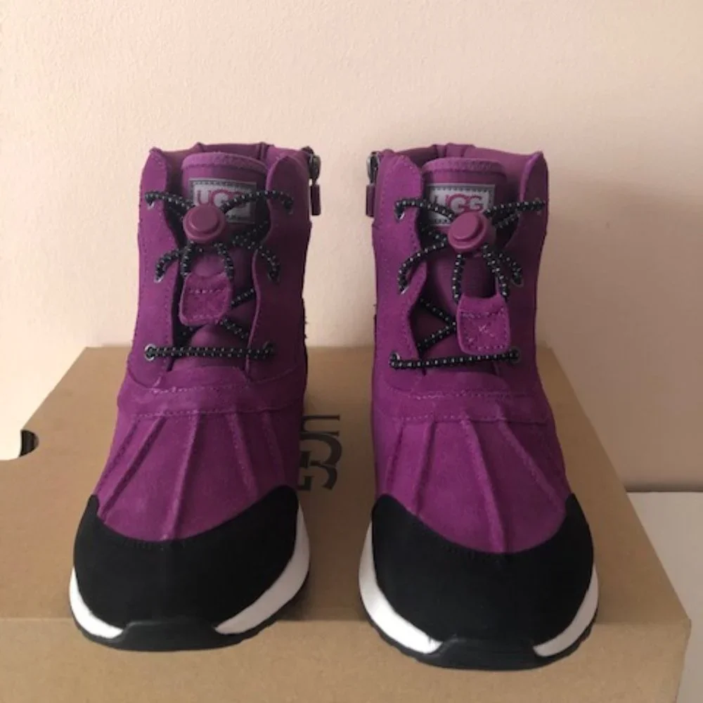 Ugg Turlock Waterproof Leather Snow Boot. Size: 6